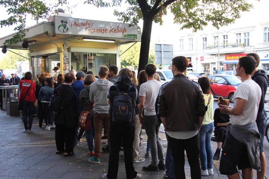 the-queue-at-mustafas-gemc3bcse-kebap-in-berlin-001